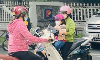 Người dân TPHCM co ro trong cái lạnh đầu tháng Chạp