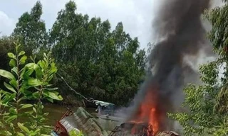 Bình gas trên phà phát nổ, 3 người thương vong. Ảnh Tân An