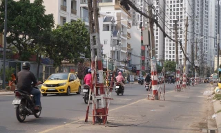 Cận cảnh hàng trụ điện 'mọc' giữa đường, gây mất an toàn giao thông ở TPHCM