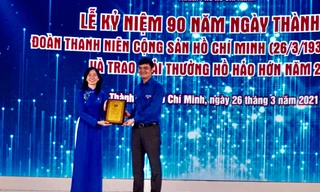 Anh Bùi Quang Huy, Bí thư Thường trực Trung ương Đoàn trao chứng nhận công trình thanh niên tiêu biểu cho “Ứng dụng tra cứu thông tin về căn cứ Thành đoàn TPHCM thời kỳ kháng chiến chống Mỹ” của tuổi trẻ TPHCM.