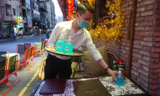 Phố Tây Bùi Viện sáng đèn, nhộn nhịp đón khách ngày đầu mở cửa trở lại