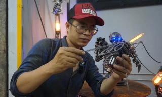 Chàng trai trẻ 'hô biến' phế liệu thành hàng ngàn mô hình 'quái thú', siêu nhân độc lạ