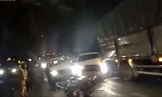 Nghi vấn chở hàng lậu, bỏ chạy húc văng xe CSGT