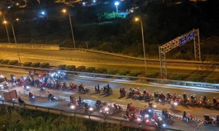 Hình ảnh các quái xế đua xe trái phép trên cao tốc. Ảnh cắt từ clip