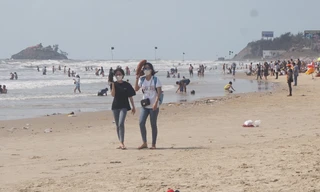 5 thuỷ thủ dương tính SARS-CoV-2: Đường phố Vũng Tàu vắng vẻ, khách tắm biển đeo khẩu trang