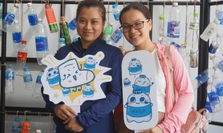 Bạn trẻ TPHCM đổi chai nhựa lấy chiếc tất.