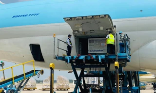 Cận cảnh lô vắc xin ngừa COVID-19 đầu tiên về Việt Nam