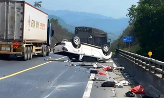 Lật ô tô bán tải trên cao tốc La Sơn - Túy Loan