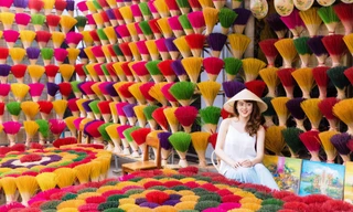 Giới trẻ mê mẩn chụp ảnh ở làng trầm hương nổi tiếng xứ Huế 