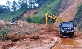Điểm sạt lở gây tắc đường Hồ Chí Minh từ TT-Huế đi Quảng Nam thông tuyến trở lại