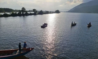 Lực lượng chức năng tổ chức tìm kiếm người gặp nạn trên sông Bù Lu