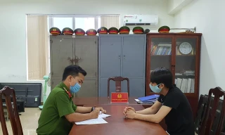 Lấy lời khai đối tượng nằm trong đường dây cá độ bóng đá "khủng" tại Huế.