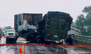 Ô tô đầu kéo tông trực diện nhau trên cao tốc, 3 người thương vong