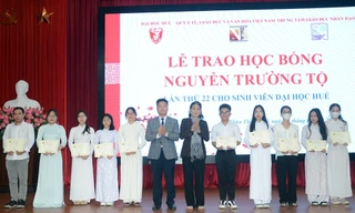 Trao học bổng tổng trị giá hơn 31.000 USD cho sinh viên Đại học Huế