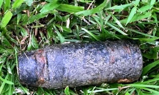 Đầu đạn pháo 105 mm bất ngờ xuất hiện trên bãi cỏ ven sông Hương