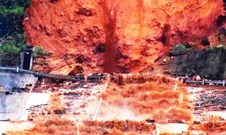 Thời điểm xảy ra sự cố bục vỡ đường ống dẫn nước thuộc nhà máy thủy điện A Lưới.