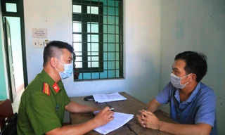 Đối tượng Phan Văn Phước (phải) tại cơ quan điều tra