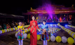 Muôn sắc áo dài truyền thống lộng lẫy giữa di sản Huế