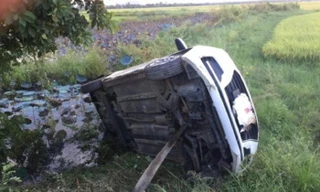 Nâng ô tô bị mắc kẹt dưới mương, bàng hoàng phát hiện thi thể nam giới