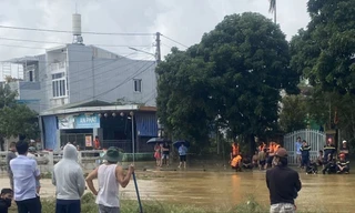 Huế: Nhiều giờ lặn tìm bé gái mất tích dưới dòng sông lũ