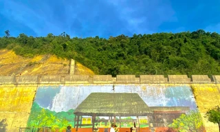 Ngược núi vẽ đường bích họa tặng đồng bào vùng cao