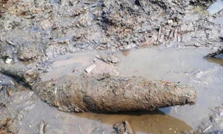 Xe múc thi công bờ kè bất ngờ ‘đụng’ phải 2 quả đạn pháo khủng