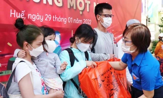 Chuyến tàu ấm áp nghĩa tình về đến ga Huế