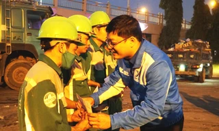 Tuổi trẻ TT-Huế tặng quà Tết, tri ân công nhân môi trường làm việc xuyên giao thừa