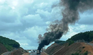 Xe đầu kéo chở hoa quả bốc cháy dữ dội trên cao tốc qua Huế