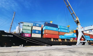 Lần đầu tiên mở tuyến dịch vụ vận tải container nội địa đến cảng Chân Mây