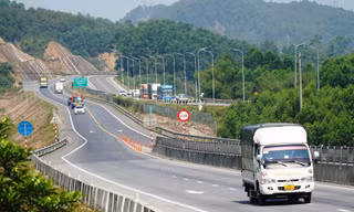 Hình ảnh ngày đầu cấm xe hạng nặng đi vào cao tốc Cam Lộ - La Sơn
