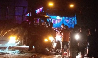 Giải cứu tài xế mắc kẹt trong ca bin sau cú tông trực diện giữa 2 ô tô trên cao tốc qua Huế