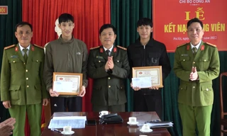 Khen thưởng hai nam thanh niên trả lại 100 triệu đồng cho người đánh rơi