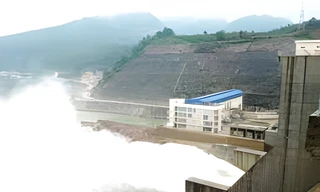 Vì sao hồ thủy lợi lớn nhất TT-Huế và 2 hồ chứa thủy điện đồng loạt xả nước dù trời nắng?