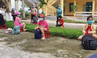 Học sinh tiểu học tại phường Hương Chữ (Hương Trà, TT-Huế) chuẩn bị sẵn túi xách vật dụng để đi cách ly tập trung