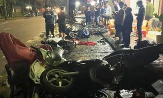 Tài xế lái ô tô ‘hạ gục’ hàng loạt xe máy, tông hỏng cổng nhà dân