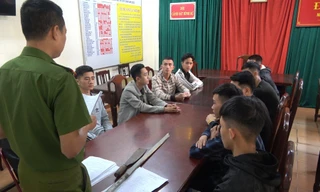 10 đối tượng mang hung khí truy đuổi đối thủ ngoài cánh đồng