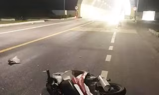 Xe máy bất ngờ ‘dính đuôi’ ô tô bị kéo lê hàng trăm mét, 2 người thương vong