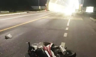 Xe máy bất ngờ ‘dính đuôi’ ô tô bị kéo lê hàng trăm mét, 2 người thương vong