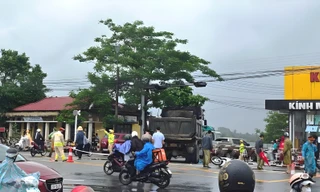 Xe máy va chạm xe tải, vợ chết tại chỗ, chồng bị thương