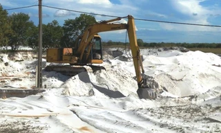 Huy động máy kéo, máy xúc lật đào trộm cát, 2 người bị phạt hơn 100 triệu đồng