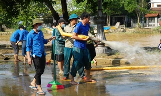 Tuổi trẻ TT-Huế ra quân làm sạch phố phường sau lũ
