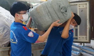 Tuổi trẻ Huế mướt mồ hôi, miệt mài chuyển hàng hỗ trợ lên xe tải gửi đi vùng dịch TPHCM giữa trưa hè nắng gắt