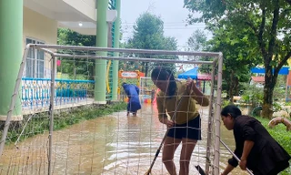 TT-Huế: Thầy cô tất bật dọn bùn sau lũ để sớm đón học sinh trở lại trường