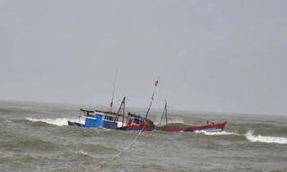 Cứu hộ thành công 7 ngư dân Huế gặp nạn trên biển