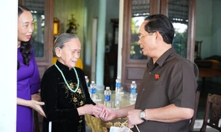 Phó chủ tịch Quốc hội dâng hương tại nghĩa trang liệt sĩ TP.Huế