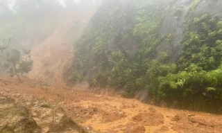 Tắc đường Hồ Chí Minh nối TT-Huế với tỉnh Quảng Nam