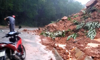 TT-Huế: Mưa rất lớn, tuyến QL 49B tái diễn sạt lở nặng