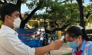 Kiểm tra thân nhiệt và thực hiện các điều kiện bảo đảm an toàn phòng dịch đối với học sinh khi đến lớp