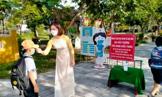 Dù mở cửa đón 100% học sinh đến trường, các trường học tại TP Huế tiếp tục thực hiện các biện pháp phòng, chống dịch, bố trí đo thân nhiệt, sát khuẩn, quét mã QR tại cổng trường hàng ngày
